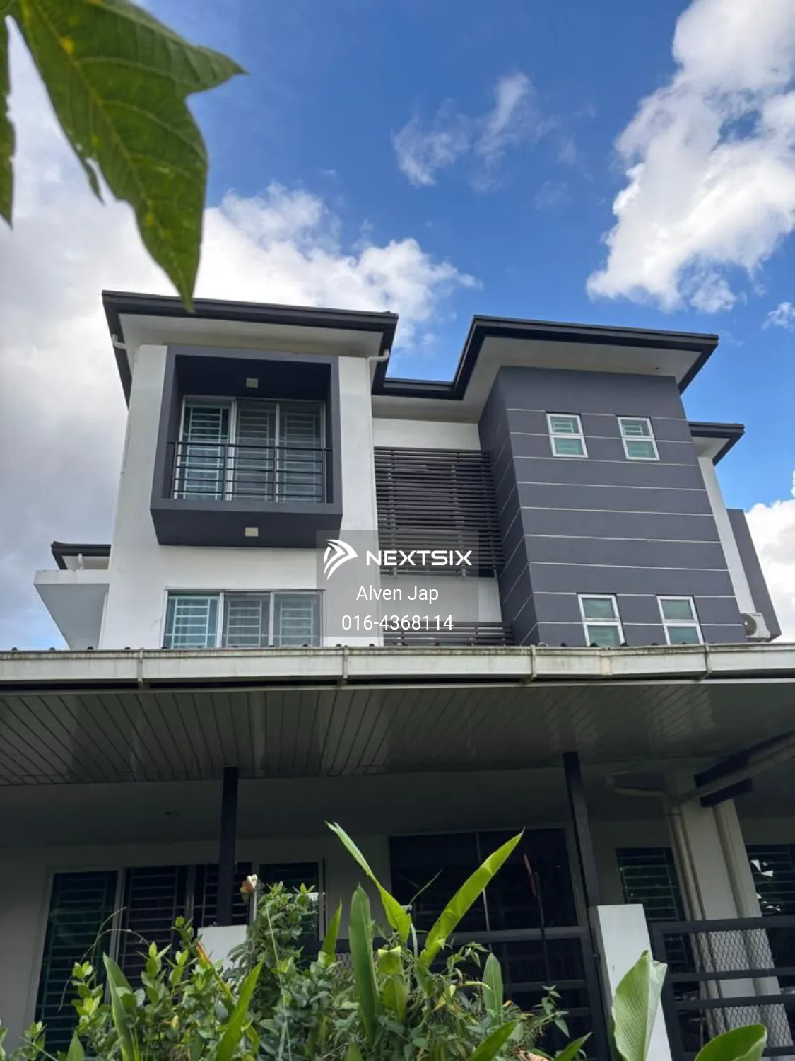 3-sty Terrace/Link House For Sale in Kuching Sarawak - Image 2